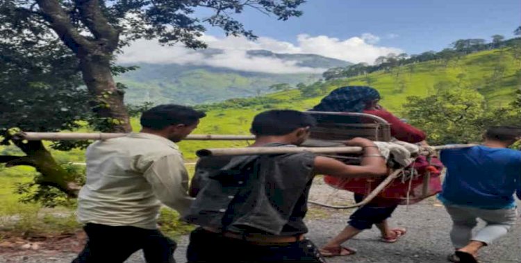उत्तराखंड:बुजुर्ग को अस्पताल ले जाने को चलना पड़ा 20 किमी पैदल
