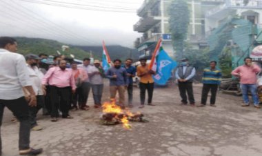 गैरसैंण में मिनी सचिवालय बनाने की घोषणा के विरोध में NSUI ने फूंका सीएम का पुतला