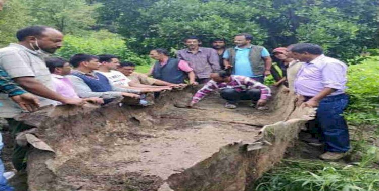 चमोली: दुर्मीताल में खुदाई के दौरान मिली ब्रिटिश काल की नाव  