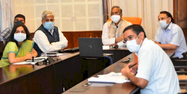 सीएम ने की कोविड अस्पतालों के चिकित्सकों एव मरीजों से बात