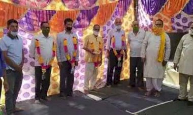 अंतर्राष्ट्रीय झूलापुल खोलने को झूलाघाट व्यापारियों ने किया क्रमिक अनशन