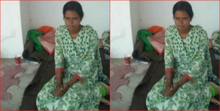 अल्मोड़ा :  सीएमओ कार्यालय के बाहर तीन दिन से युवती अनशन पर