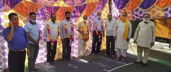 अंतर्राष्ट्रीय झूलापुल खोलने को झूलाघाट व्यापारियों ने किया क्रमिक अनशन