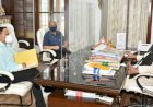 सीएम से मिले नागरिक उड्डयन सचिव खरोला, प्रदेश में एयरपोर्टों  के विस्तार समेत महत्वपूर्ण मुद्दों पर चर्चा