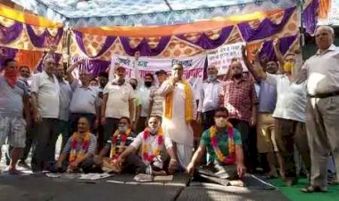 पिथौरागढ़: झूलापुल खोलने की मांग को लेकर व्यापारियों ने जुलूस निकाला