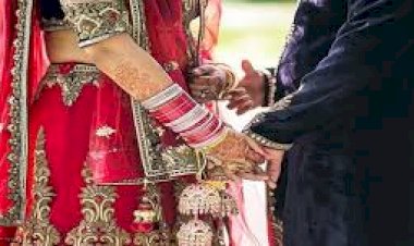 शादी से इंकार पर प्रेमी के घर धरने पर बैठी प्रेमिका, गांव वालों ने कराया विवाह 