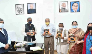 मुख्यमंत्री ने किया संस्कार भारती की स्मारिका ‘उत्तरांचल कला दर्पण’ का विमोचन