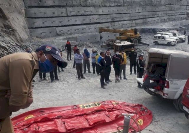 टिहरी झील में समाई कार, युवती का शव बरामद, तीन लापता