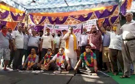 पिथौरागढ़: झूलापुल खोलने की मांग को लेकर व्यापारियों ने जुलूस निकाला