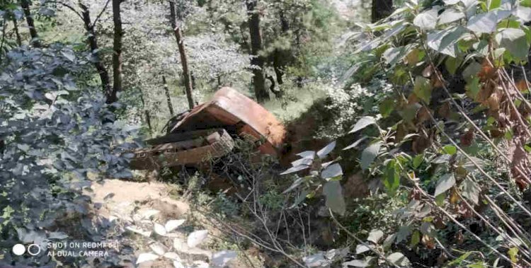 देवाल: खाई में गिरी पोकलैंड मशीन, ऑपरेटर गंभीर रूप से घायल