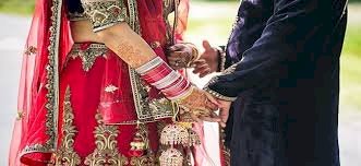 शादी से इंकार पर प्रेमी के घर धरने पर बैठी प्रेमिका, गांव वालों ने कराया विवाह 