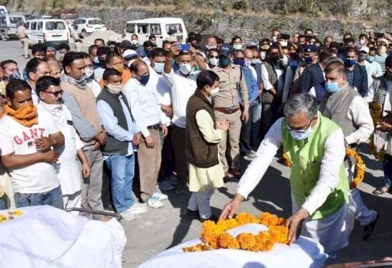 सीएम रावत ने दी मोहन थपलियाल और कुलदीप चौहान को श्रद्धांजलि