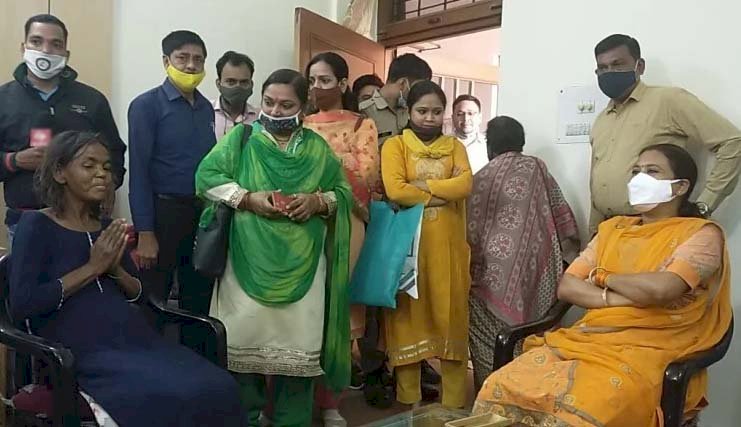 राज्यमंत्री रेखा आर्य ने हंसी प्रहरी से मुलाकात कर दिया नौकरी और स्थाई निवास का प्रस्ताव