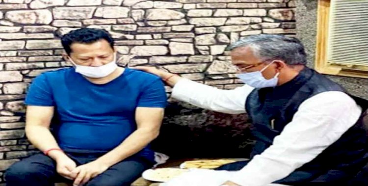 विधायक जीना के घर पहुंच सीएम ने दी परिजनों को सांत्वना