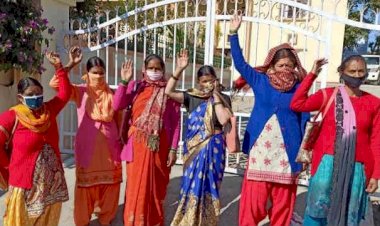 उत्तराखंड:गुस्साई महिलाओं ने किया शराबबंदी को लेकर कलक्ट्रेट में प्रदर्शन