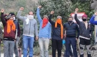 पिथौरागढ़:नाराज ग्रामीणों ने किया अधिकारियों और ठेकेदार के खिलाफ प्रदर्शन  