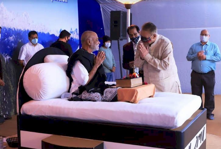 विधायक जोशी ने आध्यात्मिक गुरु मोरारी बापू का आशीर्वाद लिया