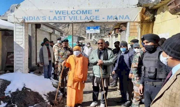 माणा गांव भी पहुंचे सीएम योगी और सीएम त्रिवेन्द्र