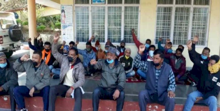 उत्तराखंड: लापता जवान का पता लगाने को परिजनों ने दिया कलक्ट्रेट परिसर में धरना  