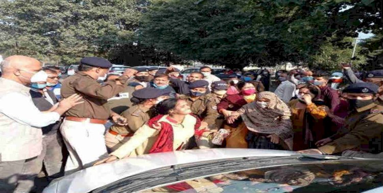 ऋषिकेष:उत्तर रेलवे के महाप्रबंधक का किया घेराव, काफिला रोकर किया प्रदर्शन