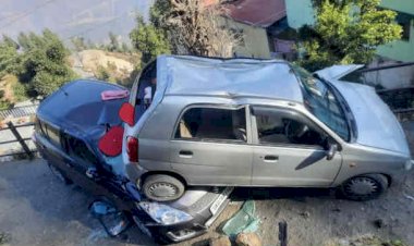 मसूरी:पाले में फिसली दो कारें, पांच लोग घायल  