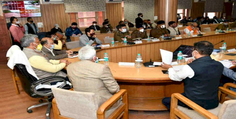 कुम्भ के कार्य हर हाल में समय पर पूर्ण हों, सीएम ने दिए अधिकारियों को आदेश