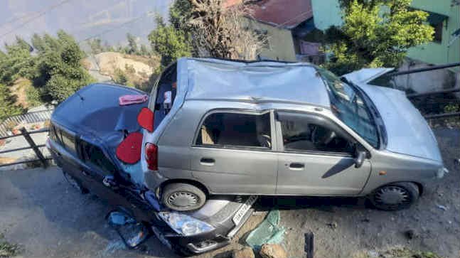 मसूरी:पाले में फिसली दो कारें, पांच लोग घायल  