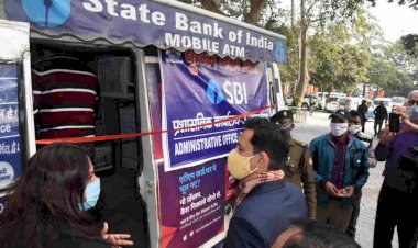 कुंभ मेलाधिकारी दीपक रावत ने किया मोबाईल एटीएम का उद्घाटन