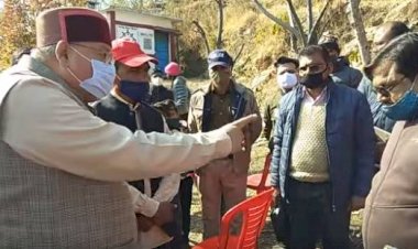 अधिकारी को जमकर  फटकारा सतपाल महाराज ने, देखें वीडियो