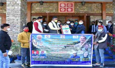 साईक्लिंग अभियान के लिए जा रही उत्तराखंड की बेटी को सीएम ने दिए डेढ़ लाख