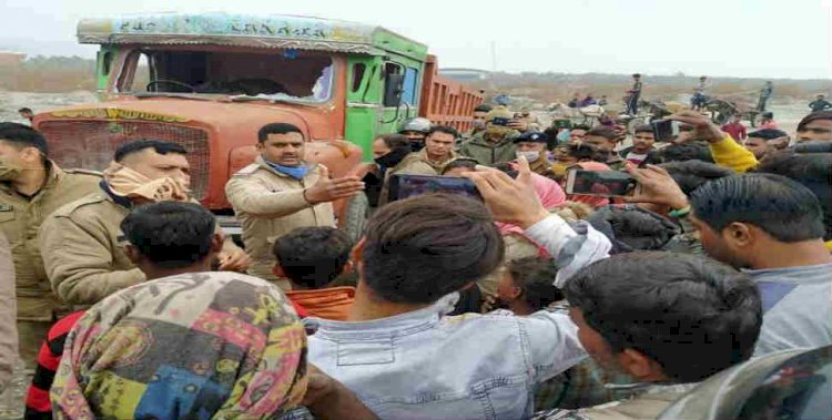 हल्द्वानी: डंपर ने ली बच्चे की जान, ग्रामीणों ने चालक को जमकर धुना