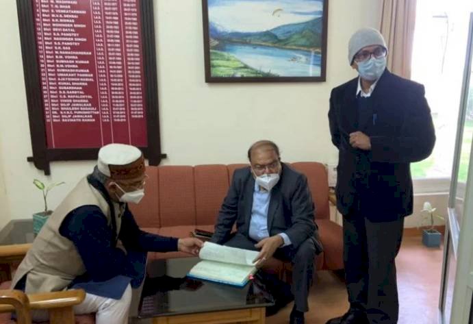 गढ़वाल कमिश्नर के कार्यालय पर सीएम त्रिवेन्द्र ने मारा छापा