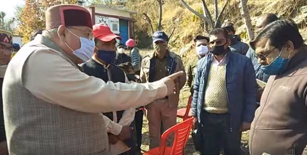 अधिकारी को जमकर  फटकारा सतपाल महाराज ने, देखें वीडियो