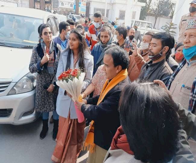 उत्तराखंड की 'मुख्यमंत्री' सृष्टि गोस्वामी का विधानसभा  में हुआ स्वागत