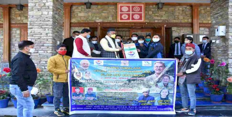 साईक्लिंग अभियान के लिए जा रही उत्तराखंड की बेटी को सीएम ने दिए डेढ़ लाख