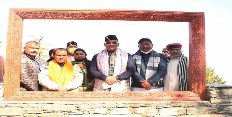 पौड़ी: सीएम ने किया सेल्फी प्वांइट का लोकार्पण, पौधारोपण भी किया