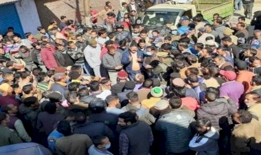 उत्तराखंड: कर्मचारी की संदिग्ध मौत पर ग्रामीणों ने लगाया जाम