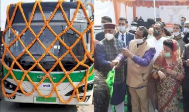 राजधानी देहरादून  में आज शुरु हुई स्मार्ट बस सर्विस, सीएम त्रिवेन्द्र ने दिखाई हरी झंडी