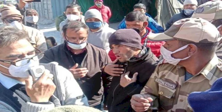 तपोबन आपदा में अपनों को खो चुके लोगों में आक्रोश , एनटीपीसी के जीएम को घेरा