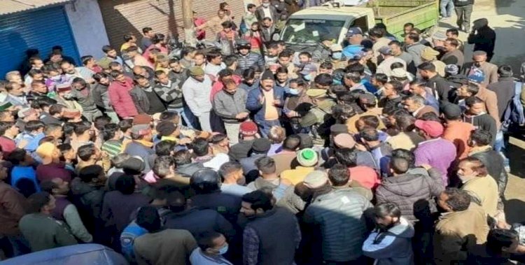 उत्तराखंड: कर्मचारी की संदिग्ध मौत पर ग्रामीणों ने लगाया जाम