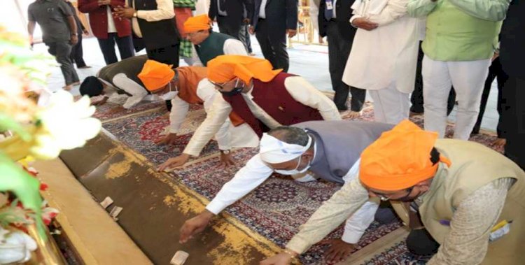 नानकमत्ता सहिब में मत्था टेककर सीएम ने की प्रदेश की खुशहाली की कामना