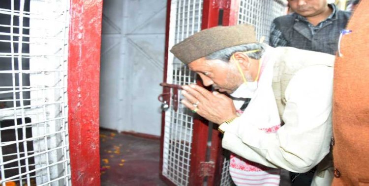 शपथ ग्रहण के बाद शहीदों को श्रद्धांजलि देने शहीद स्मारक पहुंचे सीएम तीरथ सिंह रावत
