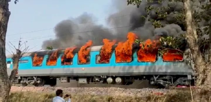 बड़ी खबर:देहरादून शताब्दी के कोच में लगी भीषण आग