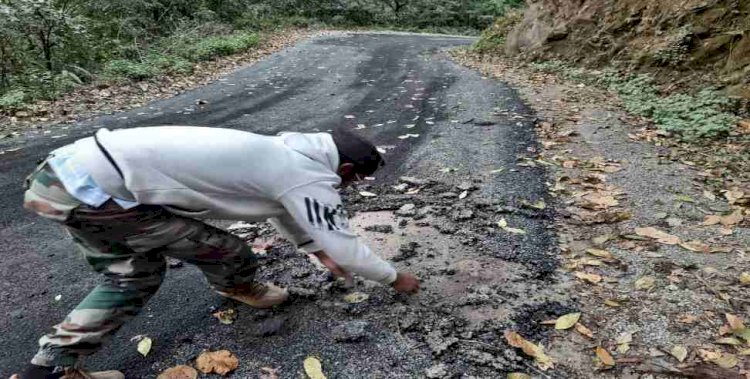 डामर किया है या कलई!  पौड़ी गढ़वाल की इस रोड  पर 5 दिन में उखड़ गया डामर, देखें वीडियो