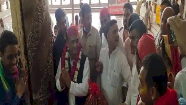 पूर्व सीएम अखिलेश पहुंचे बरसाना, लोगों ने लगाए मोदी-मोदी के नारे