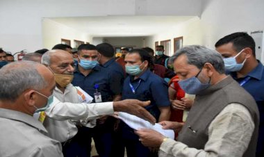 जनता दर्शन हॉल में आम जनता से मिले सीएम, जानी परेशानियां, दिए समाधान के आदेश