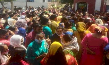 देहरादून:फीस बढ़ोतरी के खिलाफ अभिभावकों ने किया स्कूल में जमकर प्रदर्शन