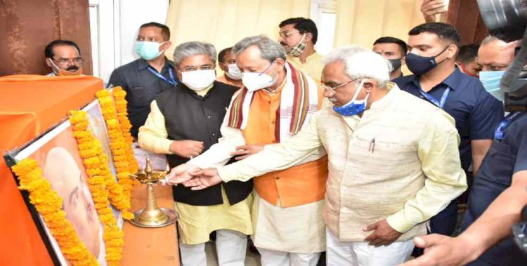 पार्टी स्थापना दिवस पर प्रदेश कार्यालय पहुंचे सीएम तीरथ, कार्यकर्ताओं को दी बधाई