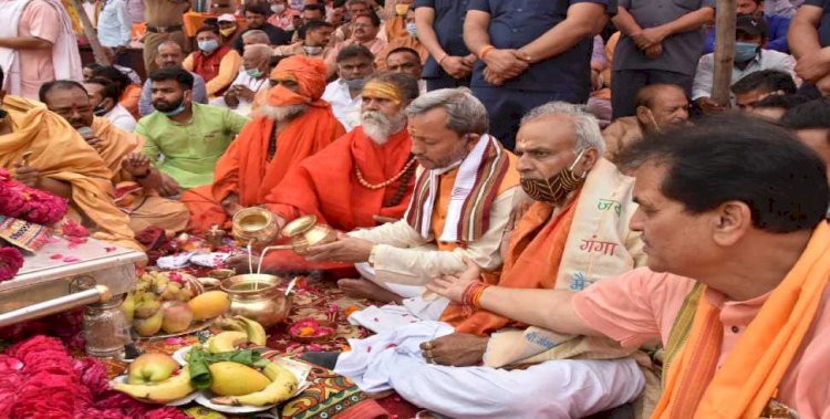 हरिद्वार:सफल कुंभ के आयोजन के लिए सीएम ने किया मां गंगा का महापूजन