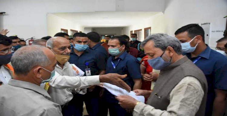 जनता दर्शन हॉल में आम जनता से मिले सीएम, जानी परेशानियां, दिए समाधान के आदेश